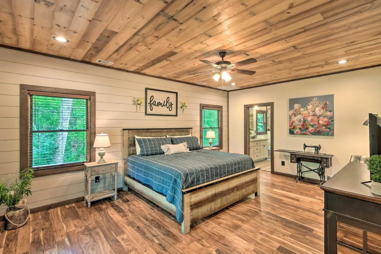 Tranquil With Porch, 6 Mi To Lake! Holiday home *