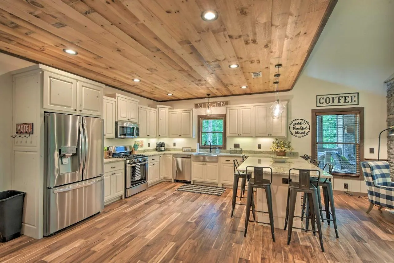 Tranquil With Porch, 6 Mi To Lake! Holiday home
