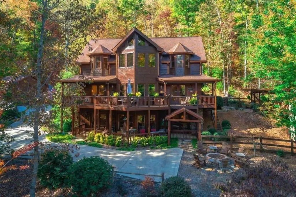 Christmas Lodge-secluded Near Downtown 別荘 *