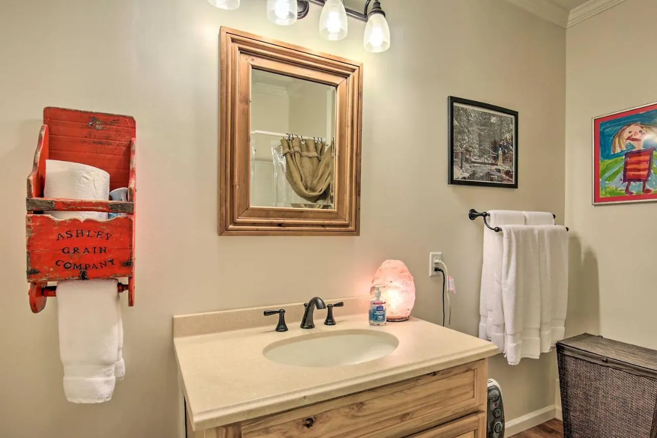 Cozy And Quiet With Porch, Near Scenic Railway! Apartment