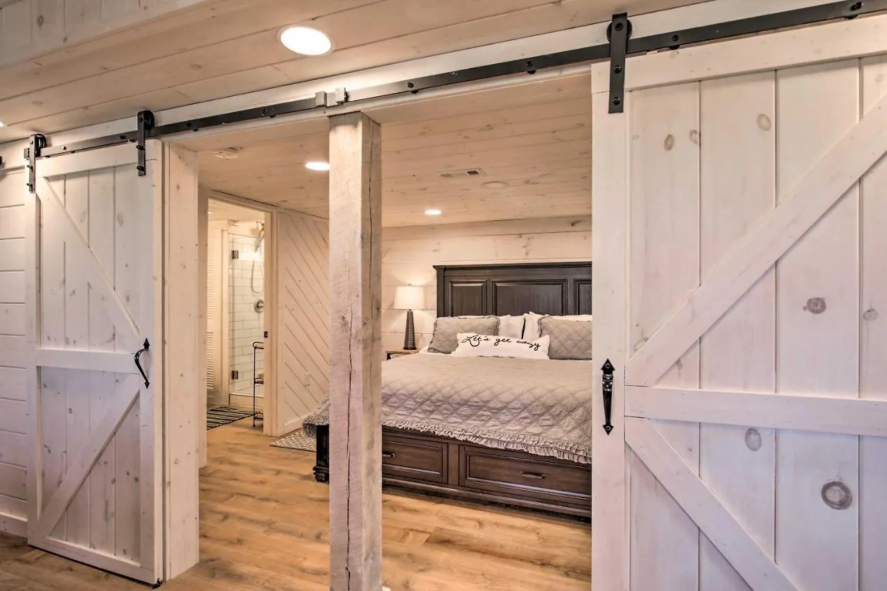 Serene Cabin Getaway With 2 Decks And Mountain Views! Holiday home