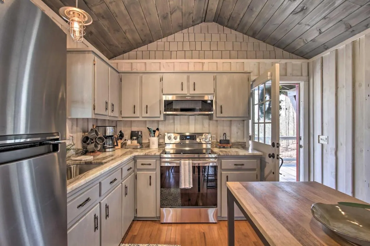 Serene Cabin Getaway With 2 Decks And Mountain Views! Holiday home