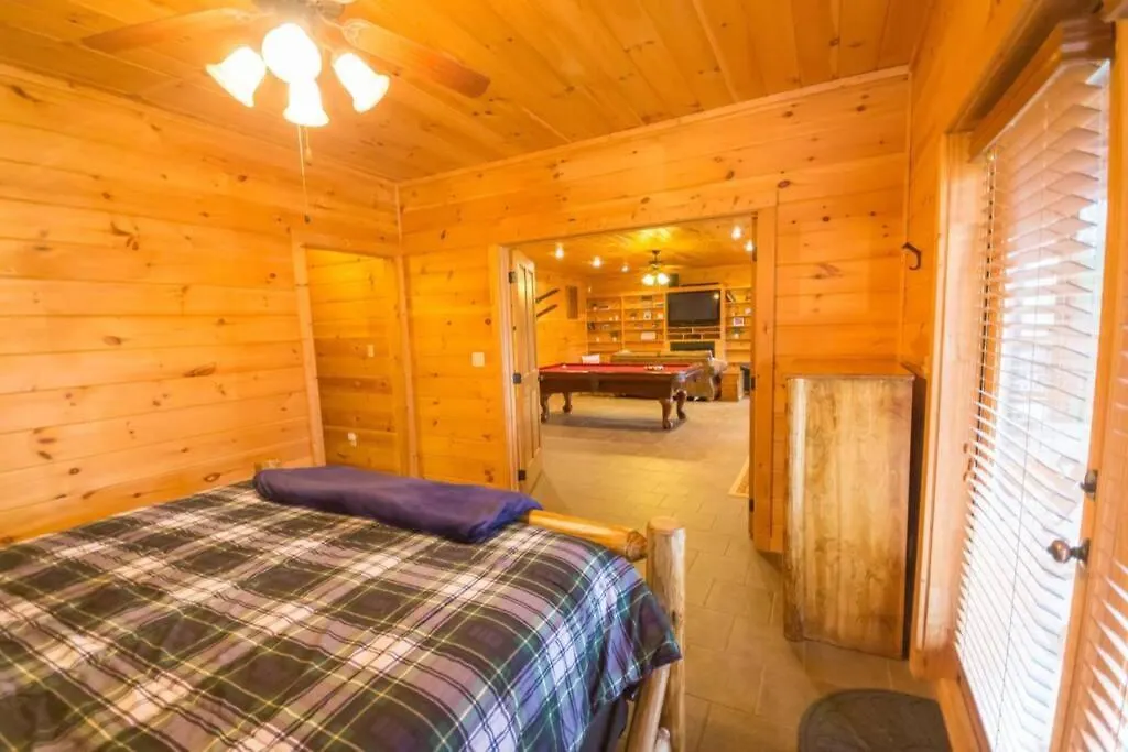 Christmas Lodge-secluded Near Downtown 別荘 *