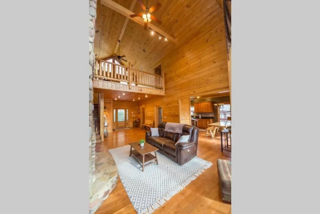 Christmas Lodge-secluded Near Downtown *