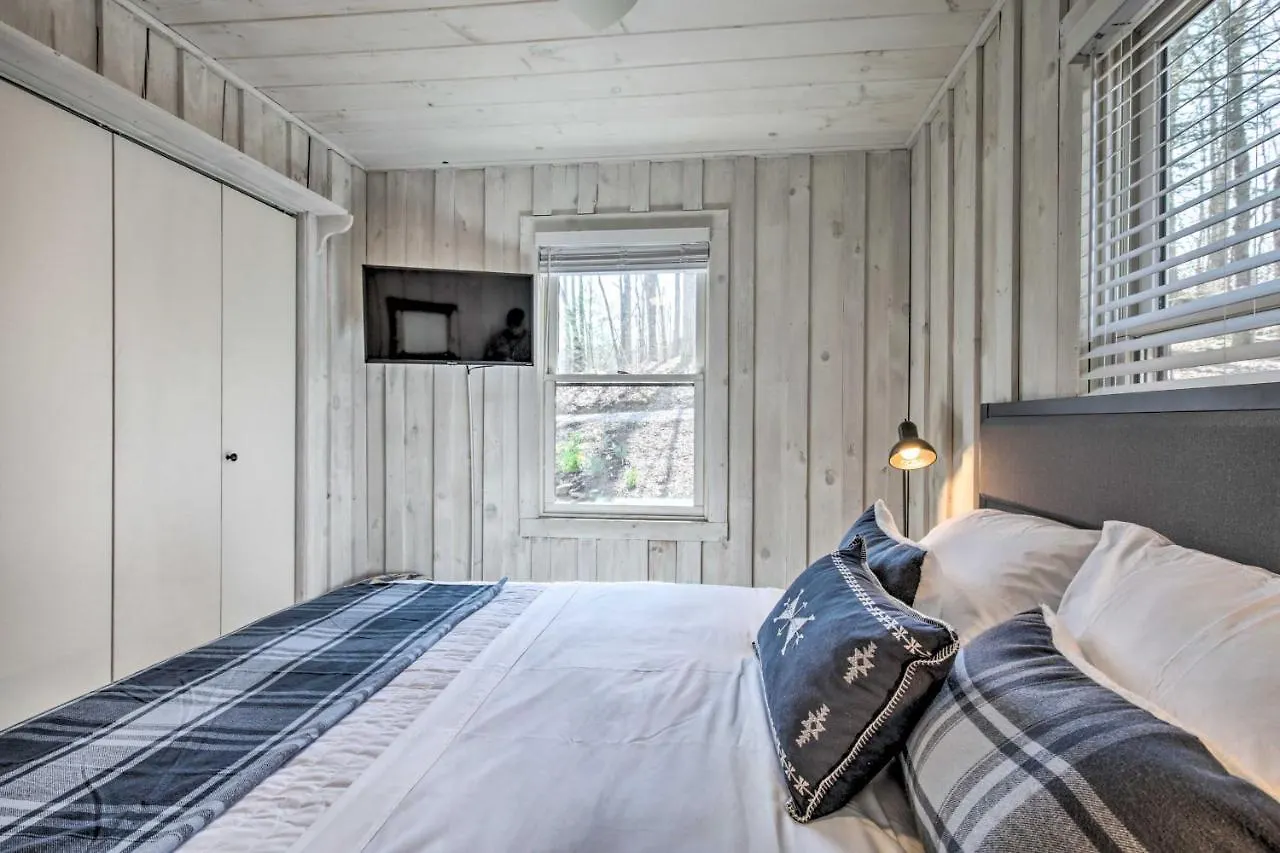Serene Cabin Getaway With 2 Decks And Mountain Views!