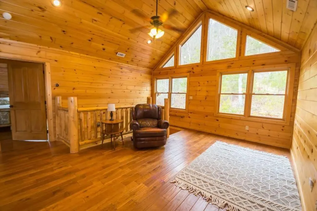 Christmas Lodge-secluded Near Downtown * ブルーリッジ山脈