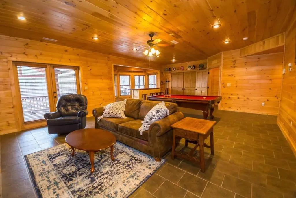 Christmas Lodge-secluded Near Downtown 別荘