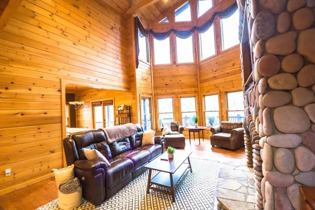 Christmas Lodge-secluded Near Downtown