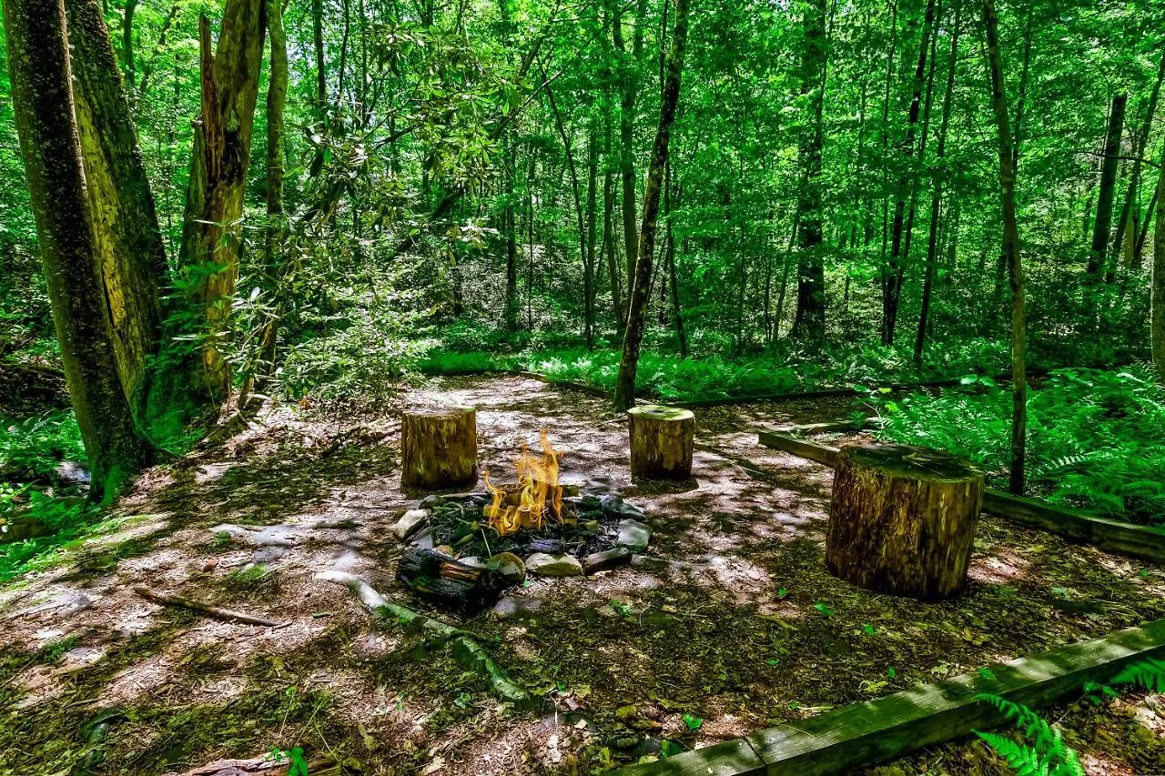 Lucilles Creekside Hideaway *