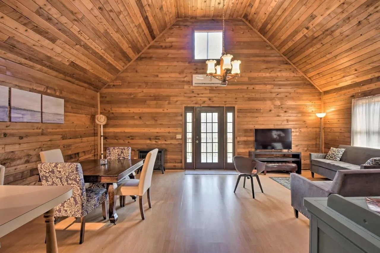 Woodsy Retreat, 3 Mi To Downtown! Holiday home Blue Ridge