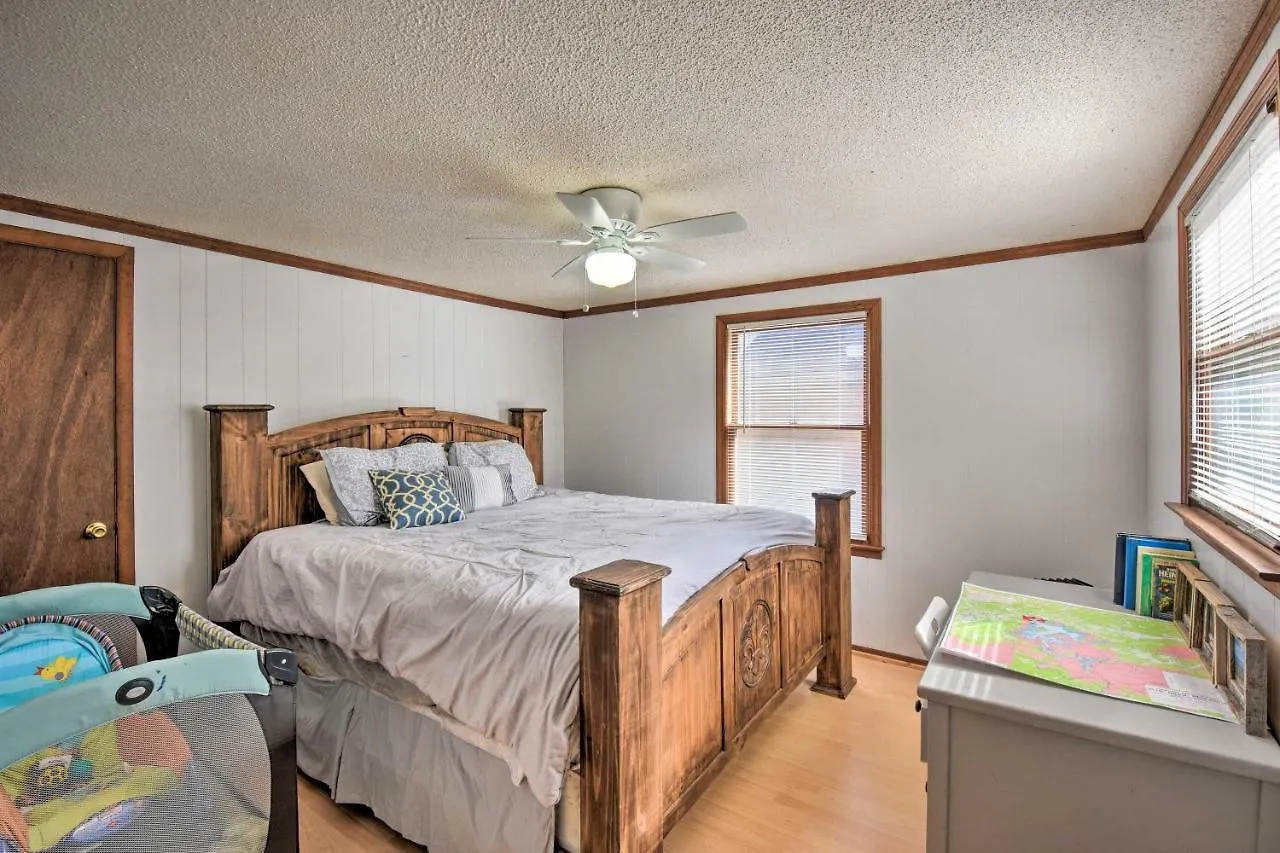 Woodsy Retreat, 3 Mi To Downtown!