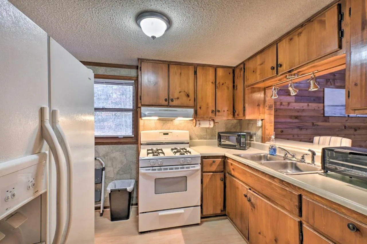 Woodsy Retreat, 3 Mi To Downtown! Blue Ridge