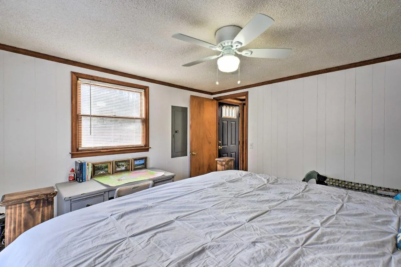 Holiday home Woodsy Retreat, 3 Mi To Downtown! Blue Ridge
