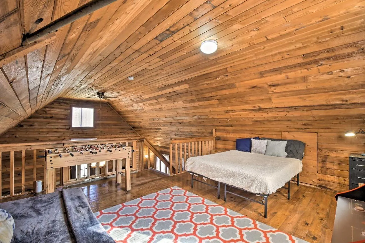 Woodsy Retreat, 3 Mi To Downtown! Holiday home *