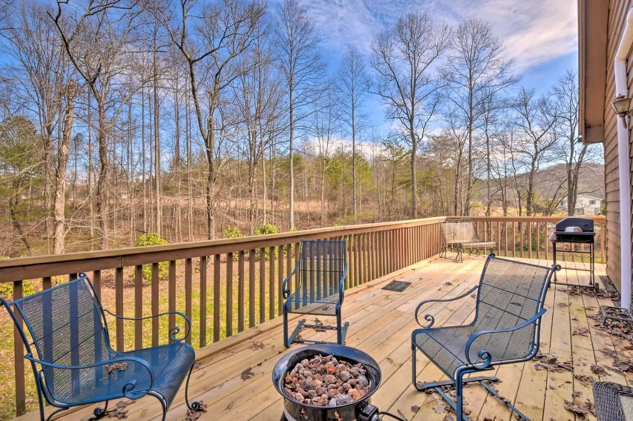 Woodsy Retreat, 3 Mi To Downtown! Blue Ridge