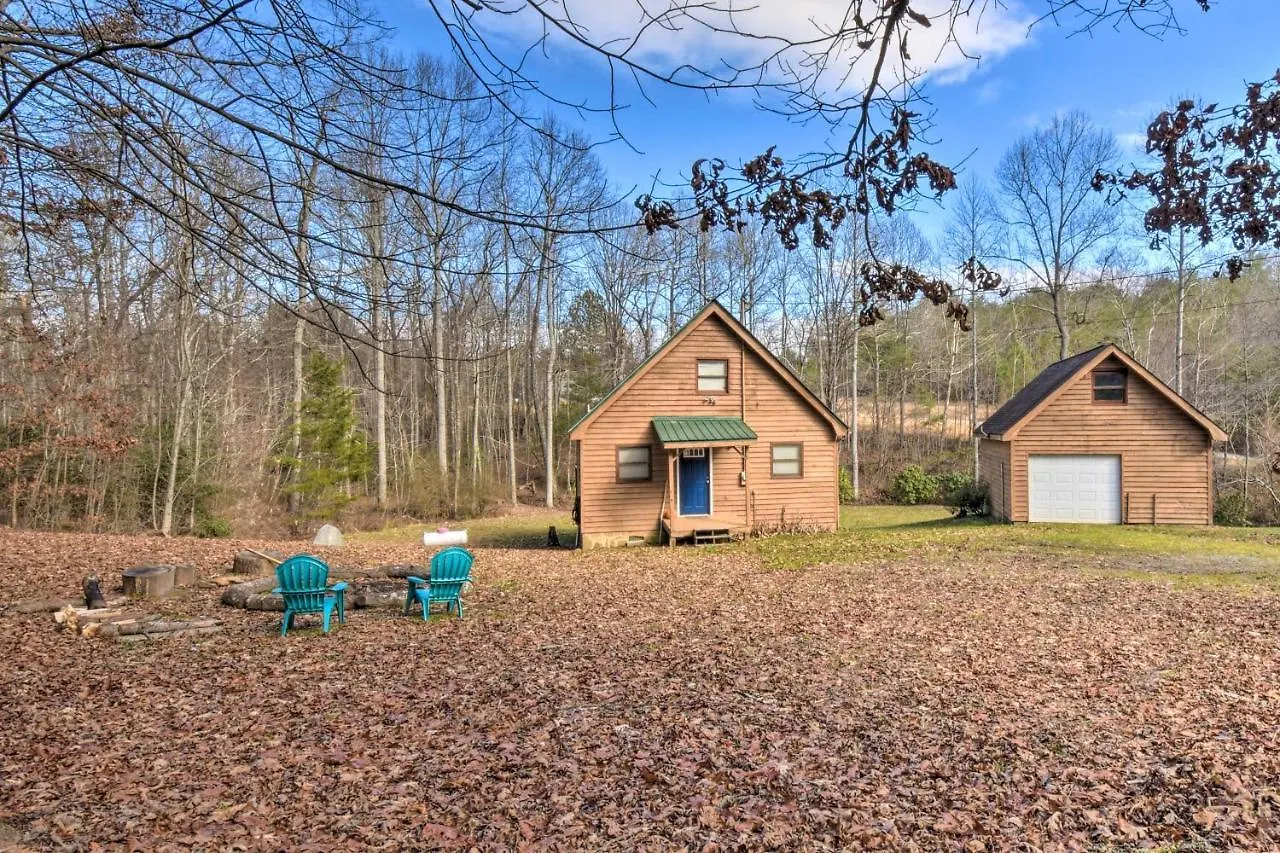 Woodsy Retreat, 3 Mi To Downtown! Holiday home *