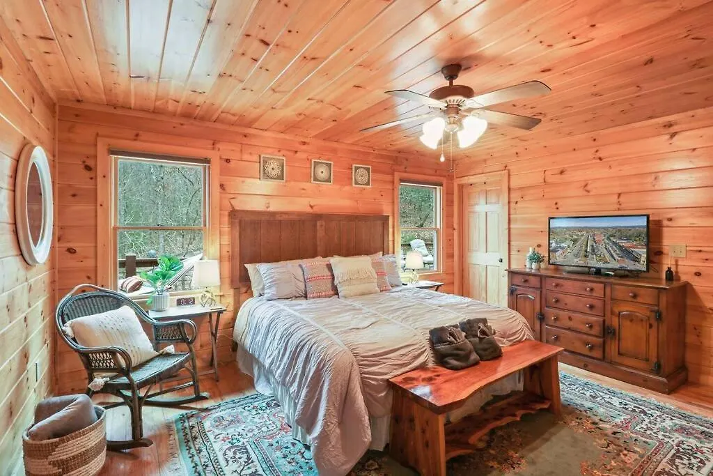 Chalet Relaxing Near Bear Claw Vineyard, Hot Tub, Game Room, Pet Friendly, Sleeps10
