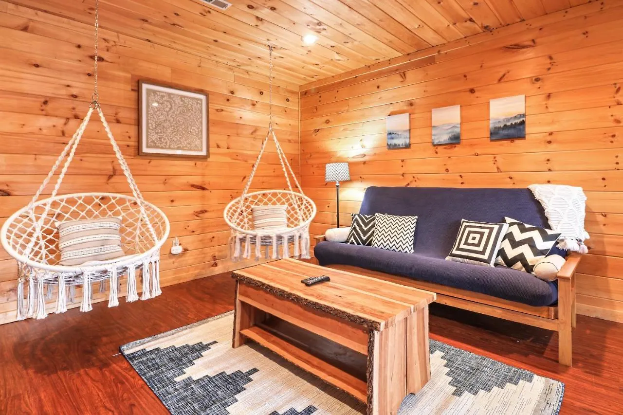 Relaxing Near Bear Claw Vineyard, Hot Tub, Game Room, Pet Friendly, Sleeps10 Chalet *
