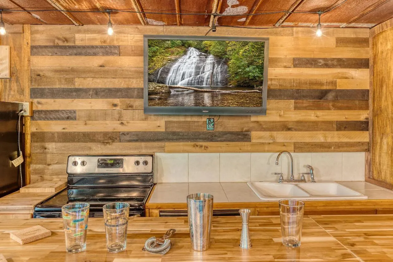 Secluded Sunrise Ridge-10 Min From Blue Ridge, King Beds, Hot Tub, 2 Porches, Fireplace Wood Burning, Mountain View, Cozy בלו רידג'