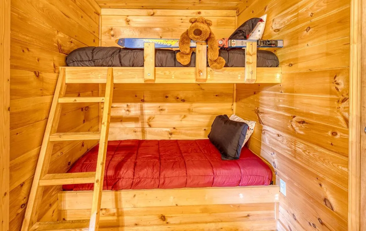 Secluded Sunrise Ridge: Mountain View Retreat With Hot Tub Holiday home *
