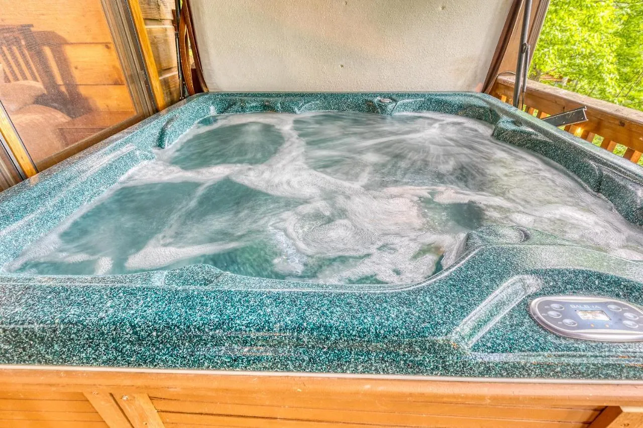 Secluded Sunrise Ridge-10 Min From Blue Ridge, King Beds, Hot Tub, 2 Porches, Fireplace Wood Burning, Mountain View, Cozy * בלו רידג'