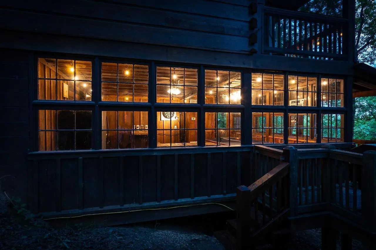 Secluded Sunrise Ridge: Mountain View Retreat With Hot Tub *