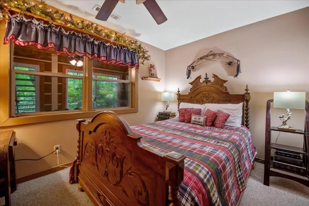 Waterfront Mountain Cabin With Hot Tub Holiday home *