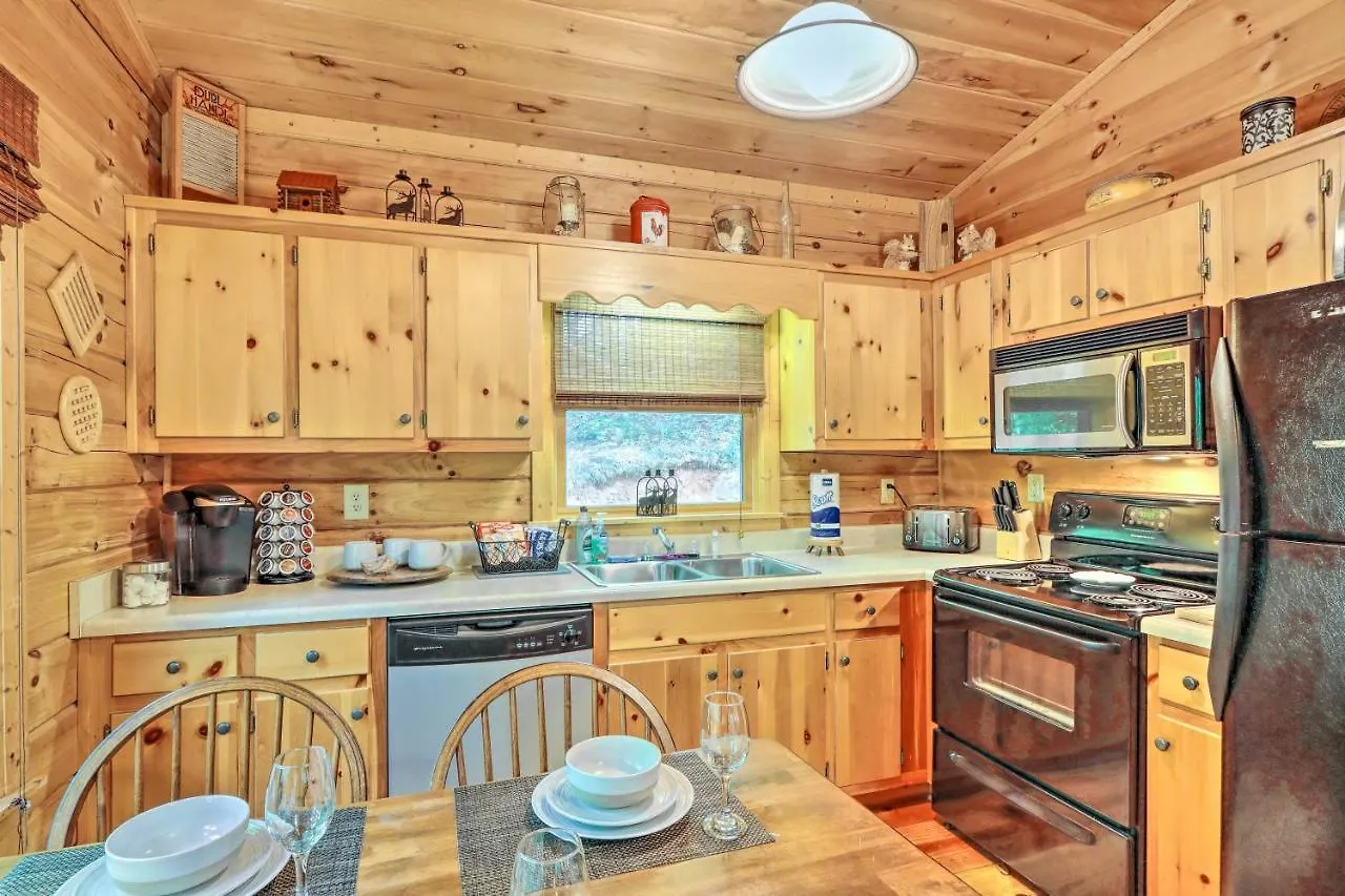 Bigfoots Hideout In With Hot Tub! Holiday home