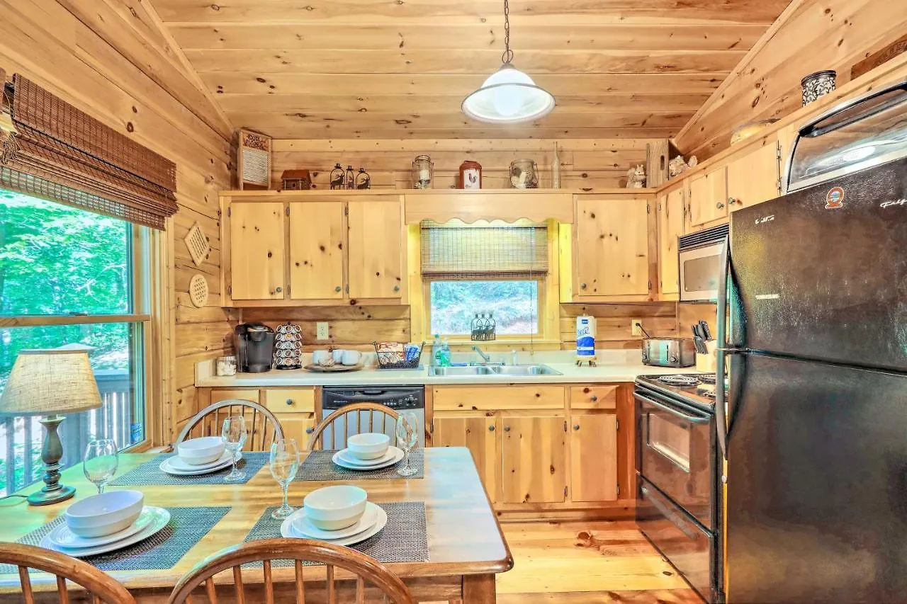 Bigfoots Hideout In With Hot Tub! Holiday home Blue Ridge