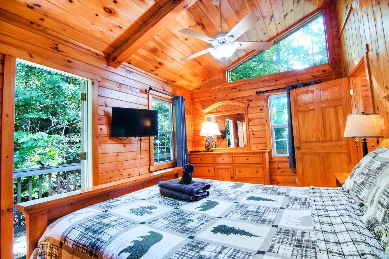 Cozy Retreat - Hot Tub, Fireplace & Fire Pit
