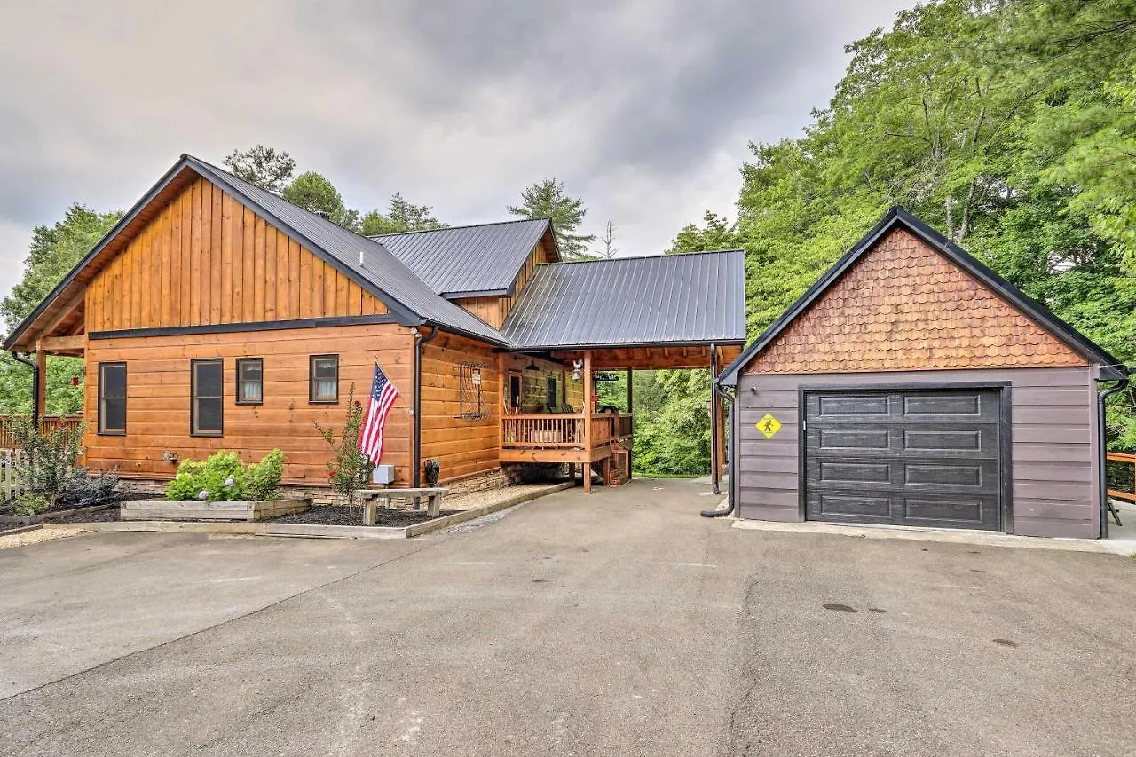 Spacious With Private Hot Tub! * Blue Ridge