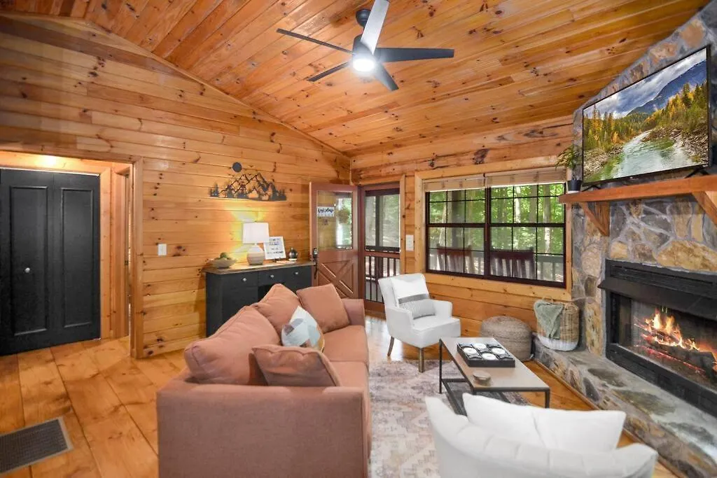 Peaceful Nature Getaway- With Hot Tub & Fire Pit *
