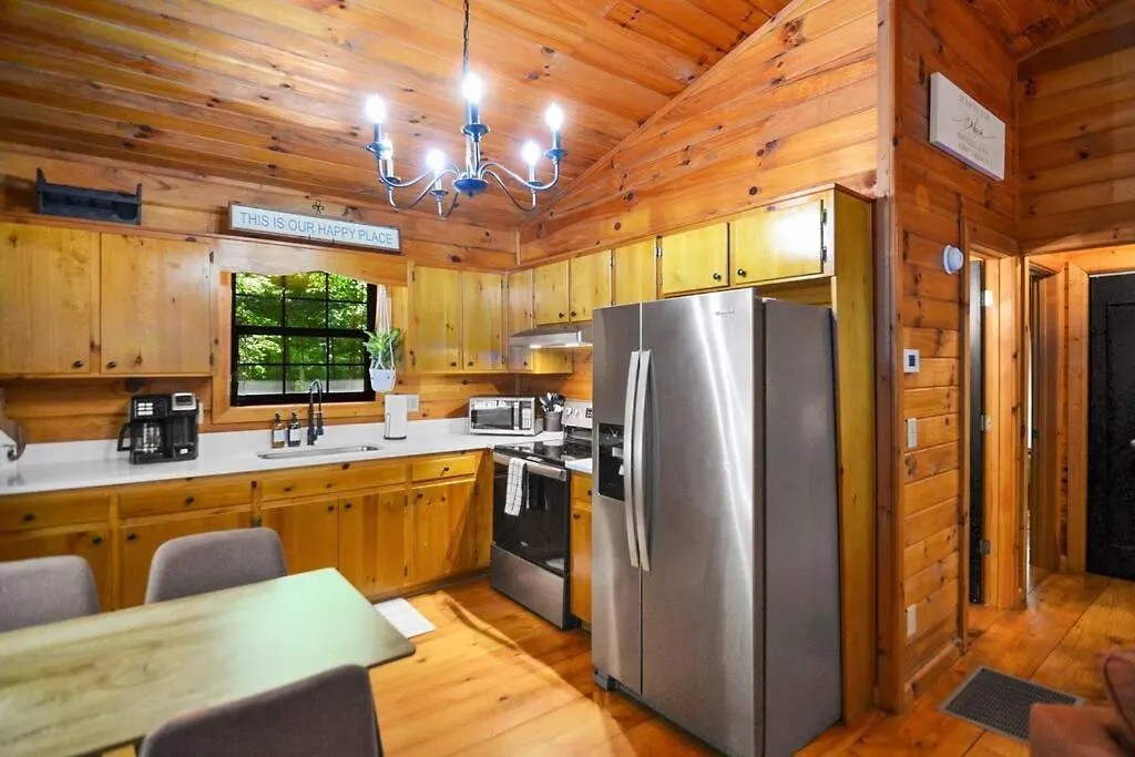 Peaceful Nature Getaway- With Hot Tub & Fire Pit 度假居 蓝岭