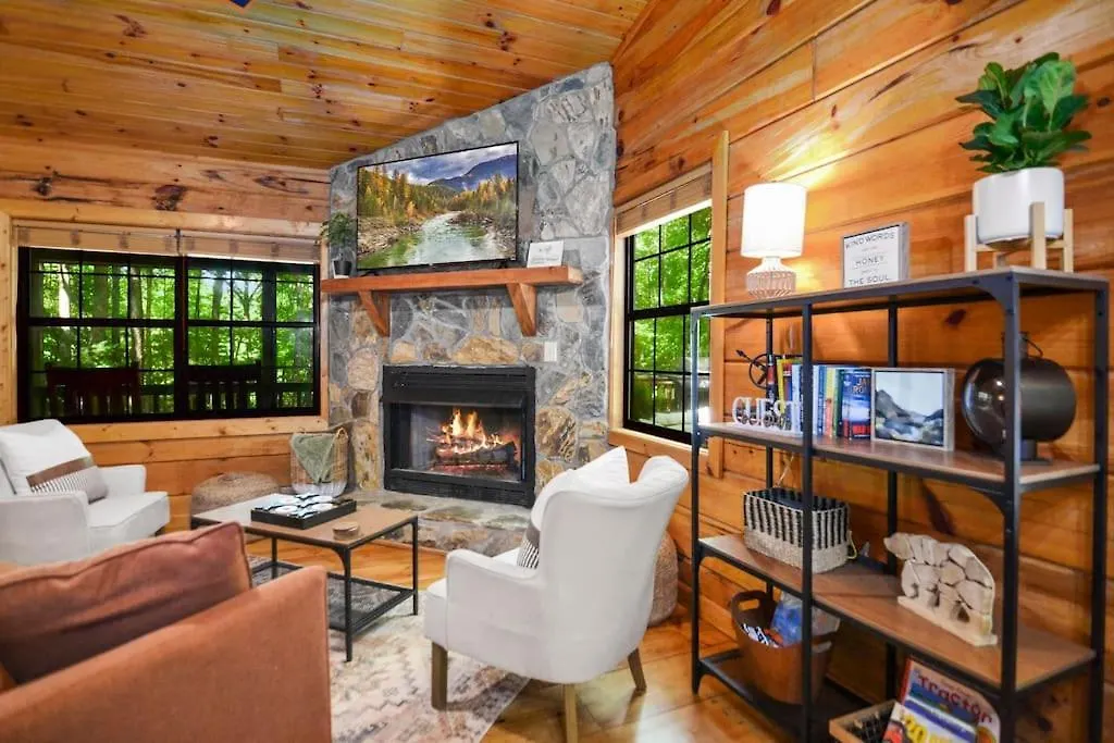 Peaceful Nature Getaway- With Hot Tub & Fire Pit Holiday home
