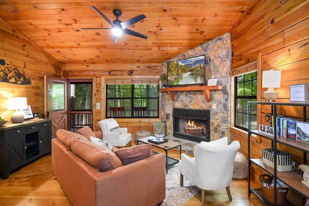 Peaceful Nature Getaway- With Hot Tub & Fire Pit Holiday home