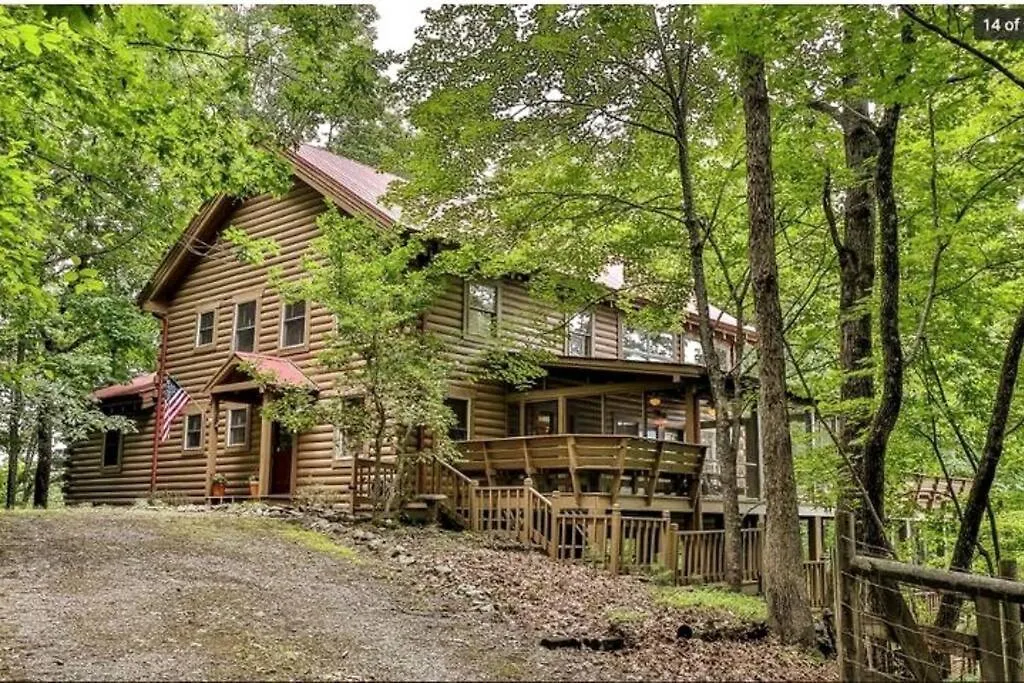 Bliss- Spacious Cabin, Pets, Hot Tub! Holiday home *