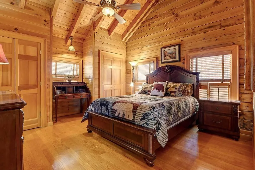 Bliss- Spacious Cabin, Pets, Hot Tub! Holiday home *