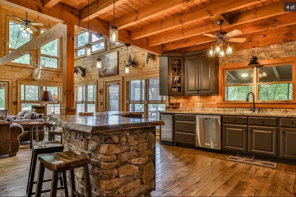 Bliss- Spacious Cabin, Pets, Hot Tub!