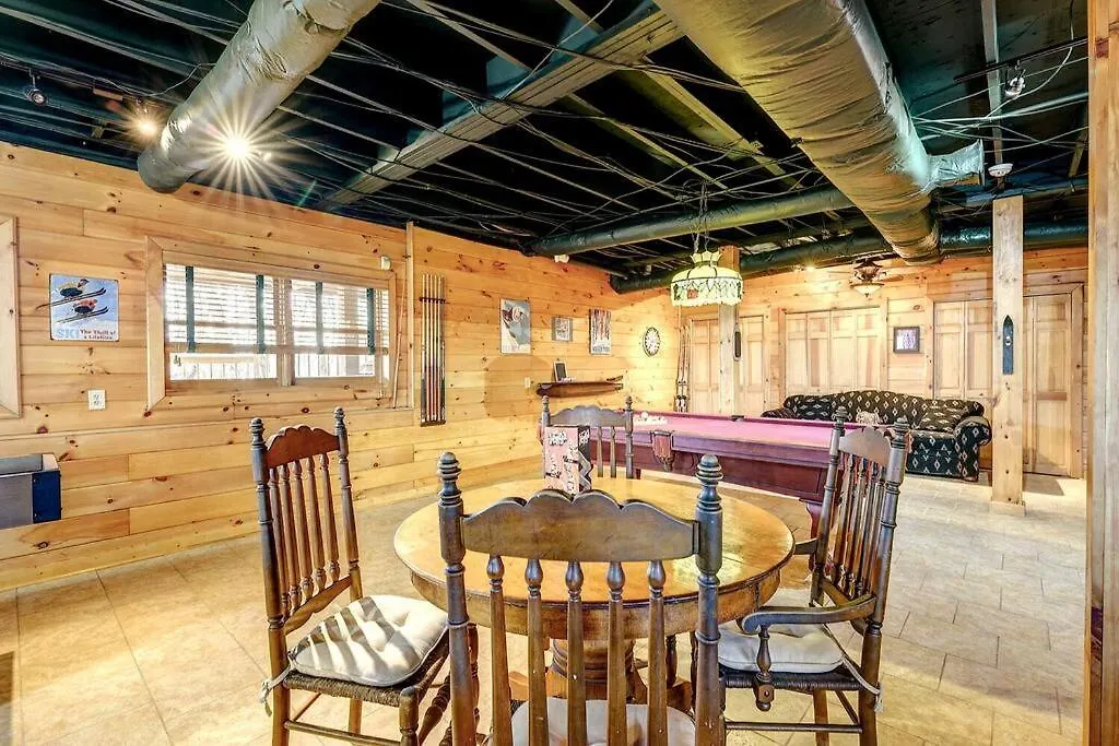 Holiday home Bliss- Spacious Cabin, Pets, Hot Tub! Blue Ridge