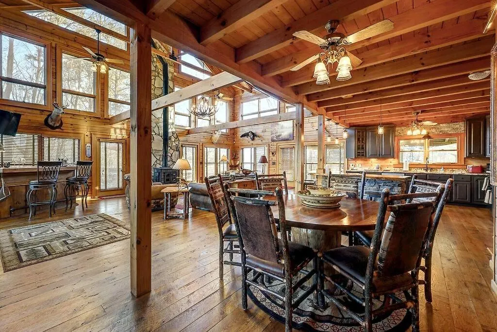 Bliss- Spacious Cabin, Pets, Hot Tub!