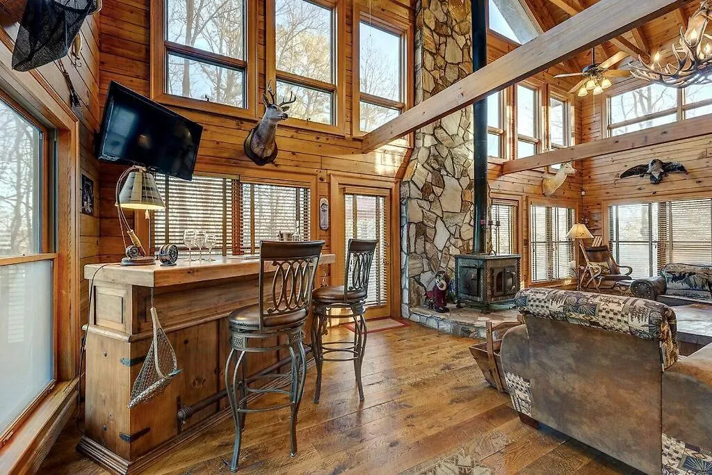 Bliss- Spacious Cabin, Pets, Hot Tub! *