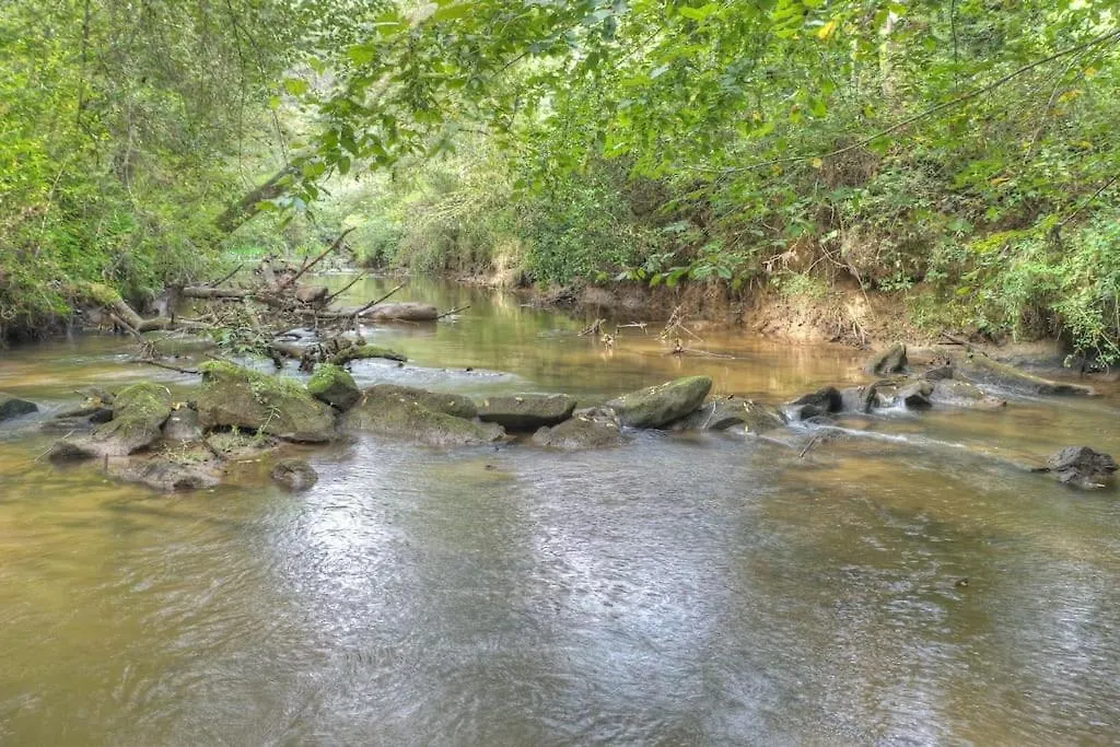 Family Friendly On A Creek With Large Yard Holiday home