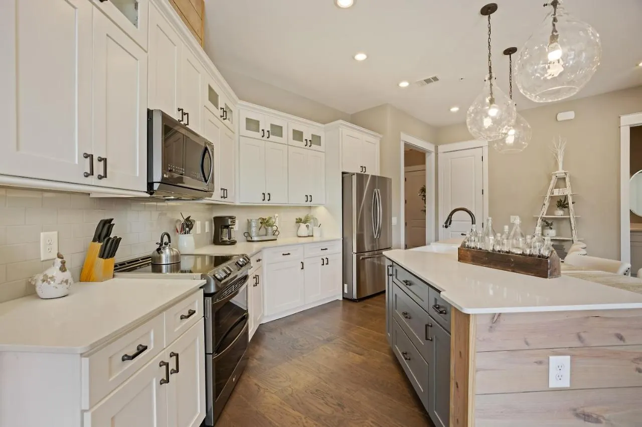 Beautiful Downtown - Balcony - Amazing Views - Loaded Kitchen - Stainless Steel Appliances - Board Games &