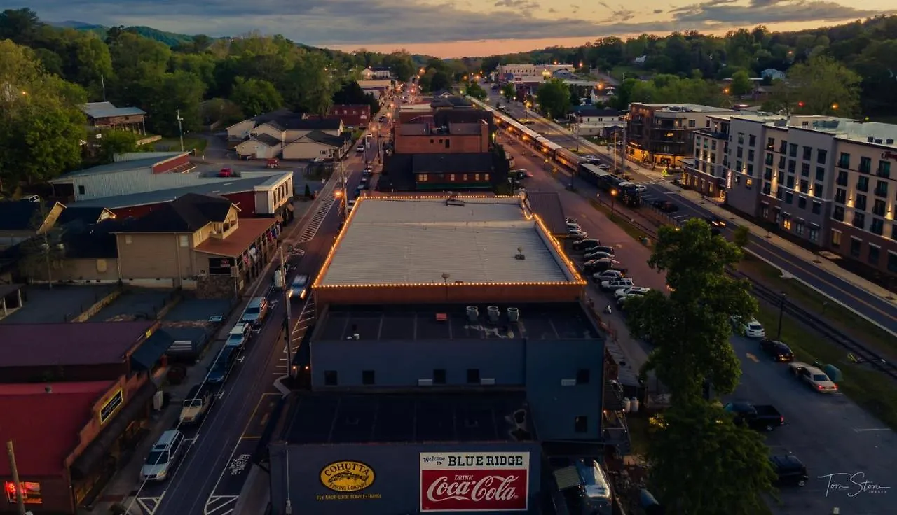 Beautiful Downtown - Balcony - Amazing Views - Loaded Kitchen - Stainless Steel Appliances - Board Games & * Blue Ridge
