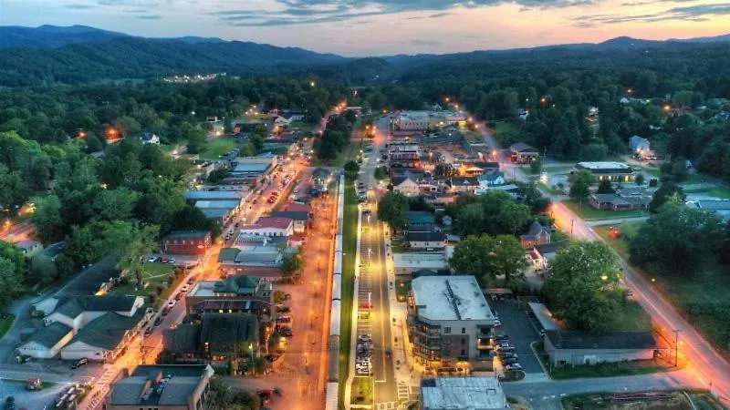 Beautiful Downtown - Balcony - Amazing Views - Loaded Kitchen - Stainless Steel Appliances - Board Games & * Blue Ridge