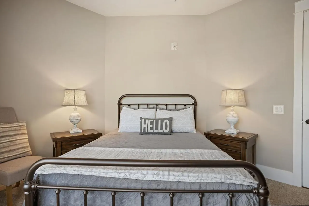 Beautiful Downtown - Balcony - Amazing Views - Loaded Kitchen - Stainless Steel Appliances - Board Games & Blue Ridge
