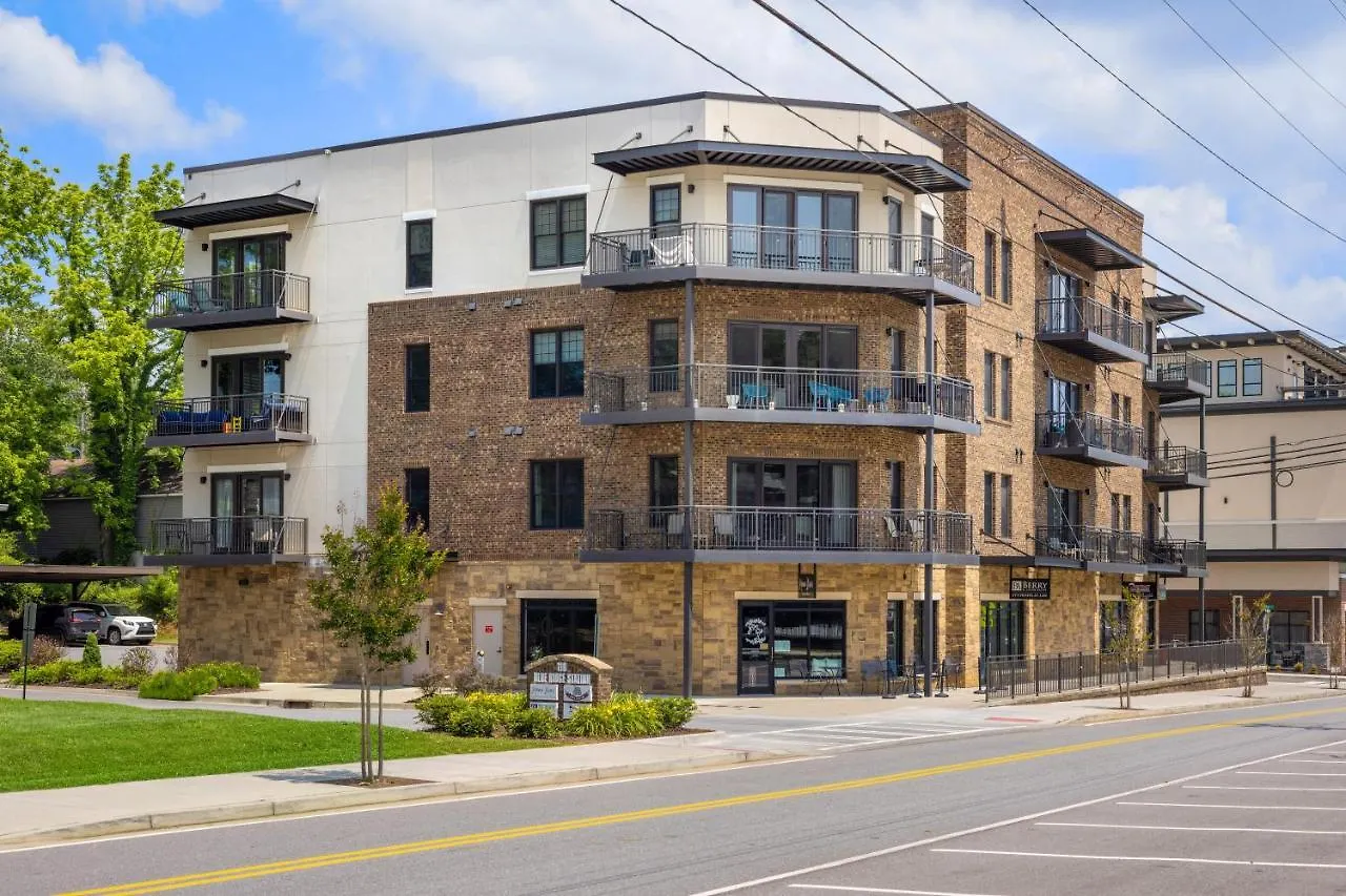Beautiful Downtown - Balcony - Amazing Views - Loaded Kitchen - Stainless Steel Appliances - Board Games & Blue Ridge