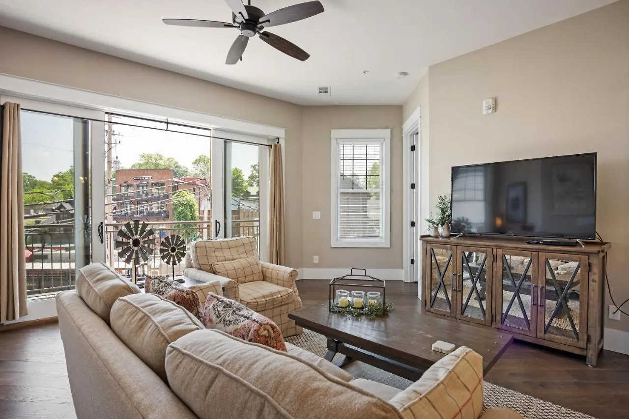 Beautiful Downtown - Balcony - Amazing Views - Loaded Kitchen - Stainless Steel Appliances - Board Games & Apartment *