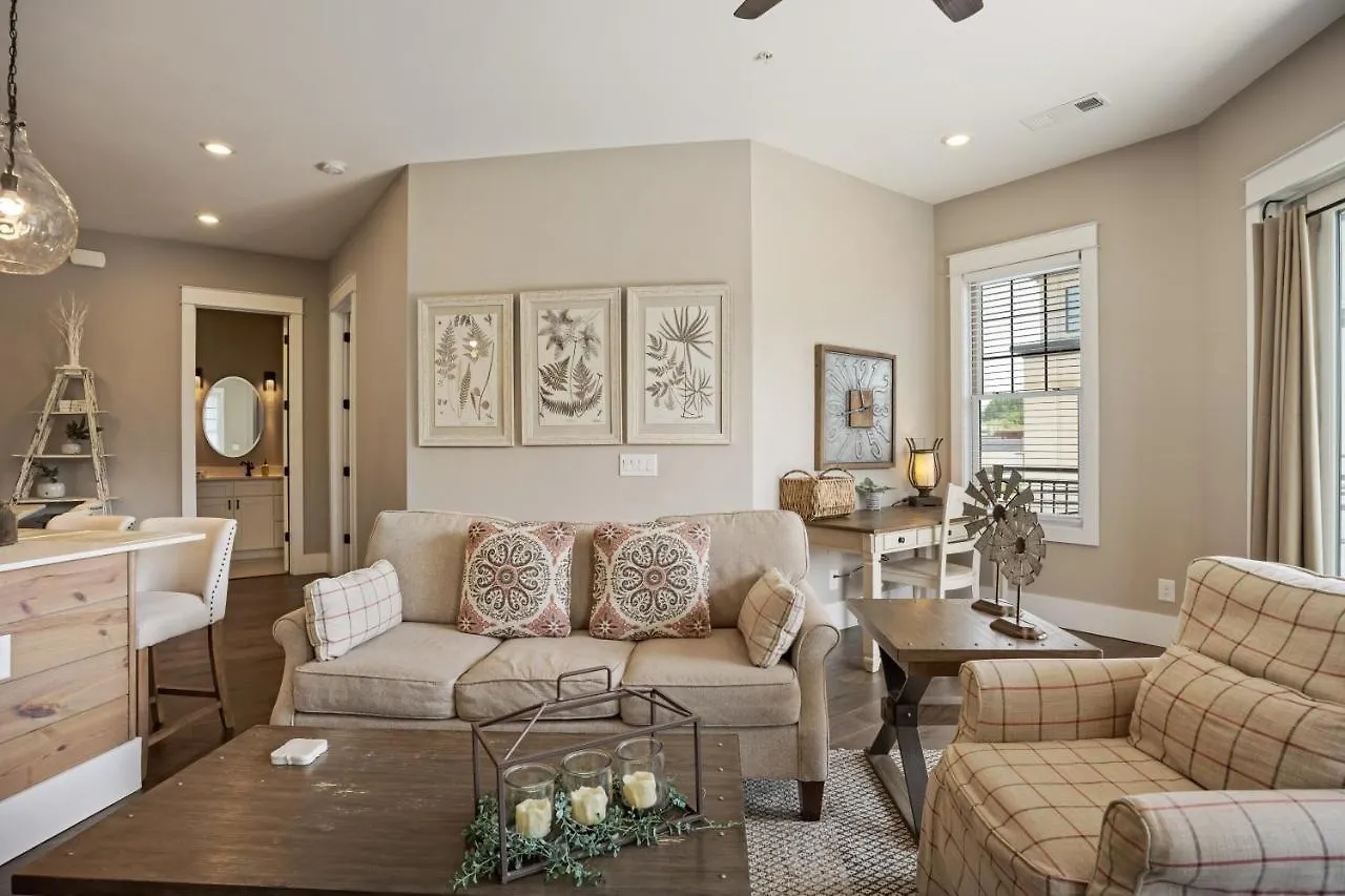 Apartment Beautiful Downtown - Balcony - Amazing Views - Loaded Kitchen - Stainless Steel Appliances - Board Games & Blue Ridge