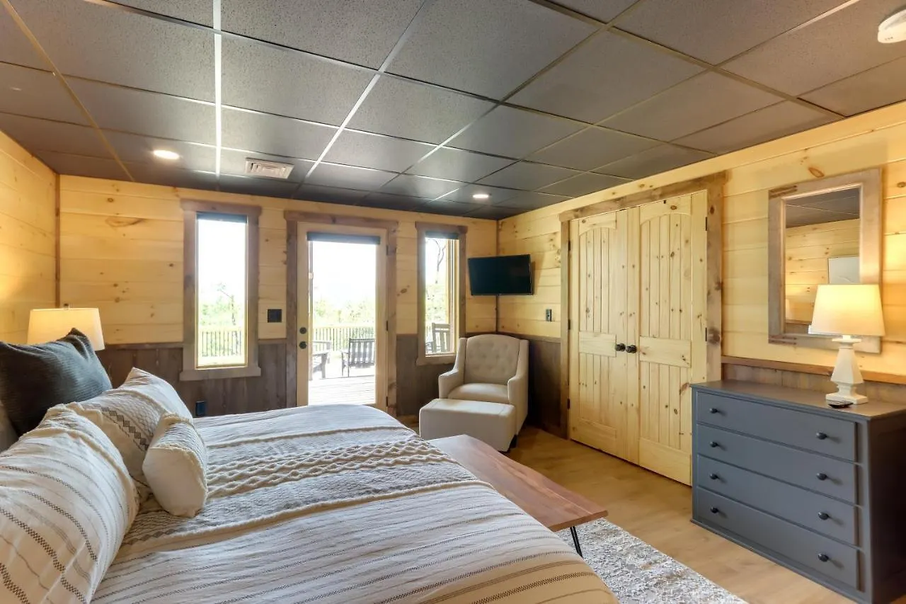 Vacation With Deck And Game Room! *